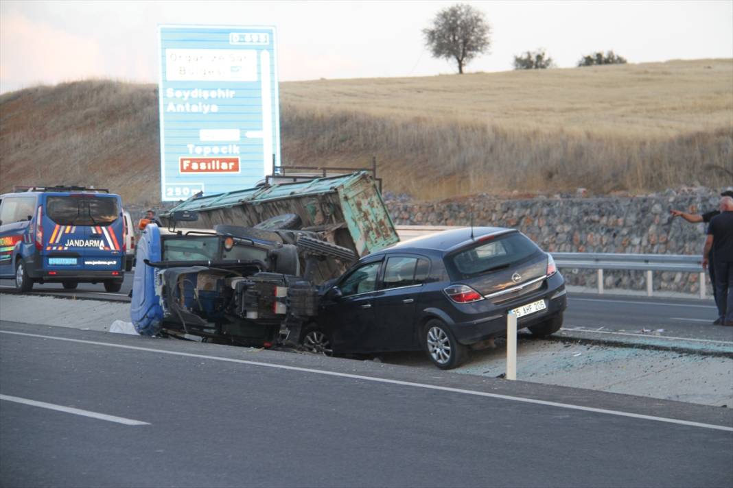 Konya’da otomobil şerit değiştirmek isteyen traktöre çarptı 2